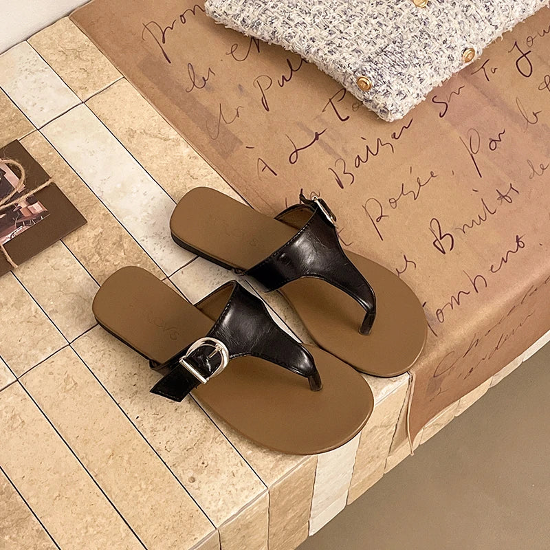 2026 Summer Beach Vacation Women's Flip-Flops Stylish Round Toe Buckle Women's Sandals New Simple Roman Flat Sandals Selling